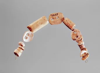 Halskette oder Armband, Seine-Oise-Marne-Kultur, 2800-2000 v. Chr. (Knochen und Kalkstein)